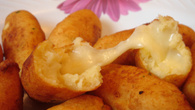 Bolinho de mandioca recheado com queijo