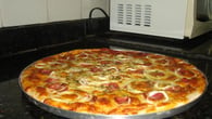 Pizza com calabresa, cebola, alho e pimentão