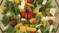 Salada de rúcula com manga e tomate cereja