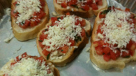 Bruschetta de tomate com manjericão