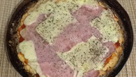 Pizza de presunto com mussarela