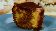 Bolo de cenoura com calda de chocolate que derrete na boca
