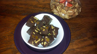 Fudge de chocolate com nozes e damasco