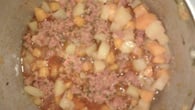 Linguiça com batata e cenoura