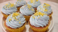 Cupcakes de laranja com glacê de calda de frutas