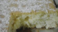 Bolo com recheio de creme de abacaxi com coco ralado