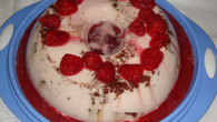 Gelado de morango com calda de morango