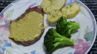 Bife grelhado com molho de mostarda e batata dourada