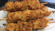 Espetinho de frango empanado