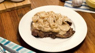 Bife acebolado com molho de maionese