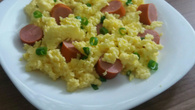 Ovos mexidos com requeijão e salsicha