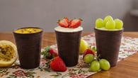 Copo comestível recheado com mousse de maracujá, brigadeiro de leite em pó com morango ou bombom de uva