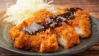 Tonkatsu de porco empanado e frito crocante com molho para acompanhar