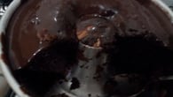 Bolo de chocolate com calda cremosa