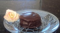 Alfajor de chocolate com recheio de creme de avelã