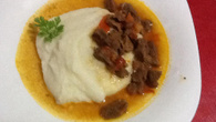 Polenta branca com músculo ao molho