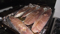 Postas de peixe dourado no forno