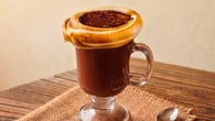 Chocolate quente com marshmallow caseiro tostado na borda igual de cafeteria