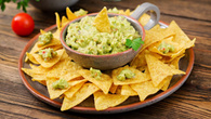 Guacamole com nachos caseiros, o petisco verde e amarelo delicioso ideal para os jogos da Copa