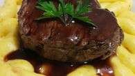 Filé mignon com molho de vinho tinto, acompanhado de purê de mandioquinha