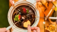 Fondue de chocolate de Dia dos Namorados com 5 sugestões de acompanhamentos