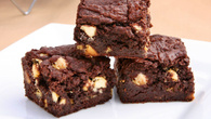 Brownie sem glúten com pedaços de chocolate branco