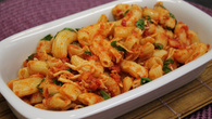 Macarrão com tomate seco e rúcula