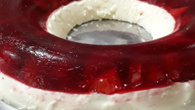 Sobremesa de morango com gelatina e pudim