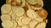 Biscoitos de queijo e cebola