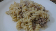 Macarrão com carne moída ao molho branco