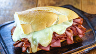 Sanduíche de queijo prato com mortadela