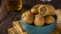 Bolinho de mandioca recheado