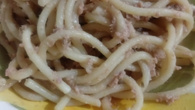 Macarrão alho e óleo com atum