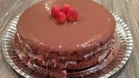Bolo facil de chocolate com recheio de morango e cobertura de ganache