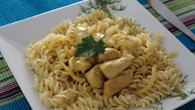 Macarronada ao molho branco com cubos de frango