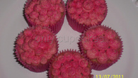 Cupcakes de frutas vermelhas cobertos com chantilly de morango