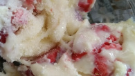 Pave gelado de morango e leite em pó