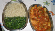 Almoço light delicioso (frango de caçarola, espinafre e arroz integral)