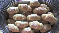 Pão de cebola em formato de croissant