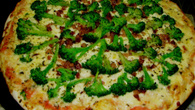 Pizza de brócolis com bacon