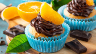 Cupcake de laranja com calda de chocolate