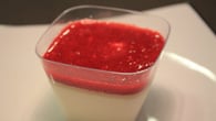 Panacota com coulis de frutos silvestres