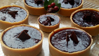 Tortinhas de ganache de chocolate com geleia de amora
