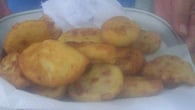 Bolinho de arroz recheado de salsicha e batata