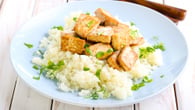 Tofu com crosta de castanha-de-caju e legumes