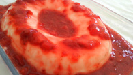 Flan de coco com calda de morango