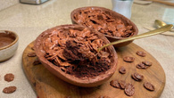 Ovo de Páscoa crunch cake com casquinha crocante e recheio molhadinho