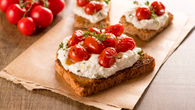 Tostada de Pasta de Ricotta com Tomatinho Confitado