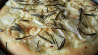 Foccacia levíssima de alecrim e cebola