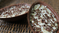 Meio ovo de chocolate com recheio de colher